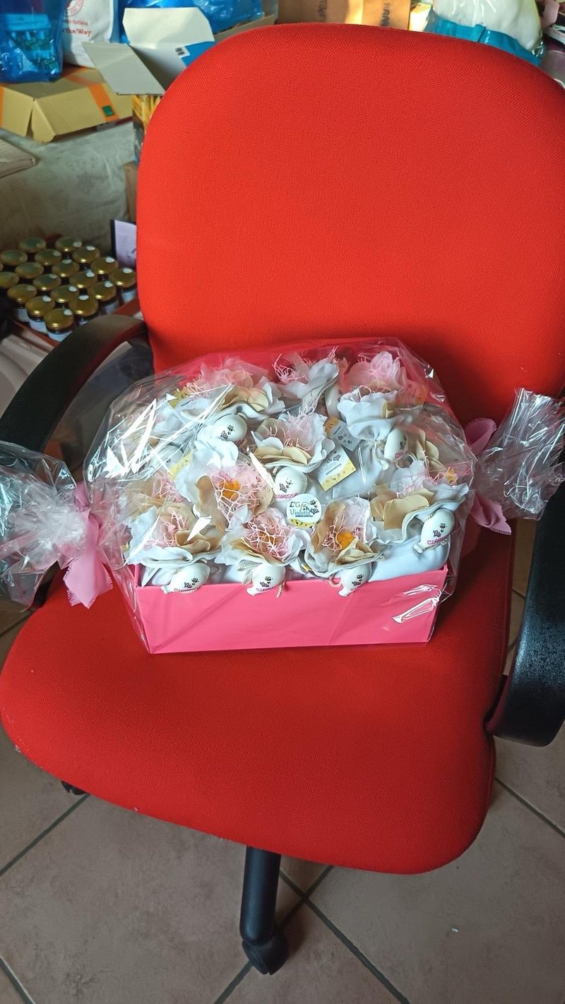 Vassoio con decine di sacchetti a forma di fiore con l'ape gialla al centro