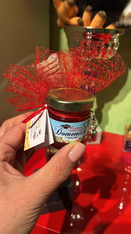 Bomboniera per laurea: vasetto di miele con etichetta personalizzata, tulle rosso e ciondolo