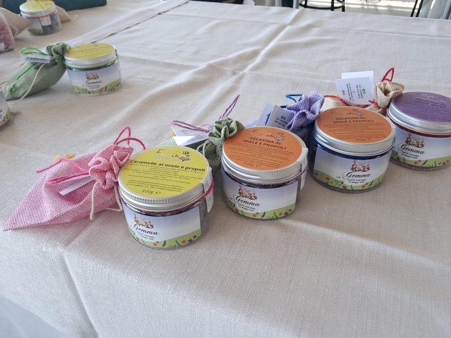 Barattoli di gelatine e caramelle con etichette personalizzate