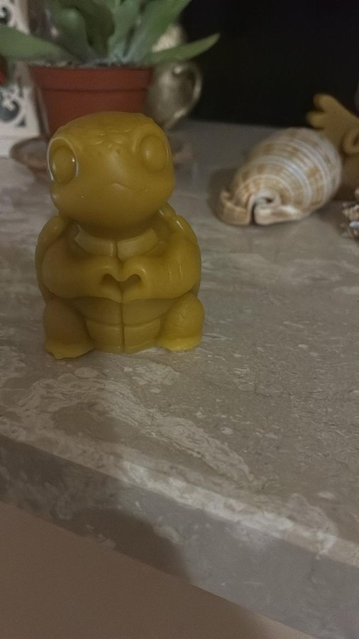 Candela in cera d'api a forma di tartaruga