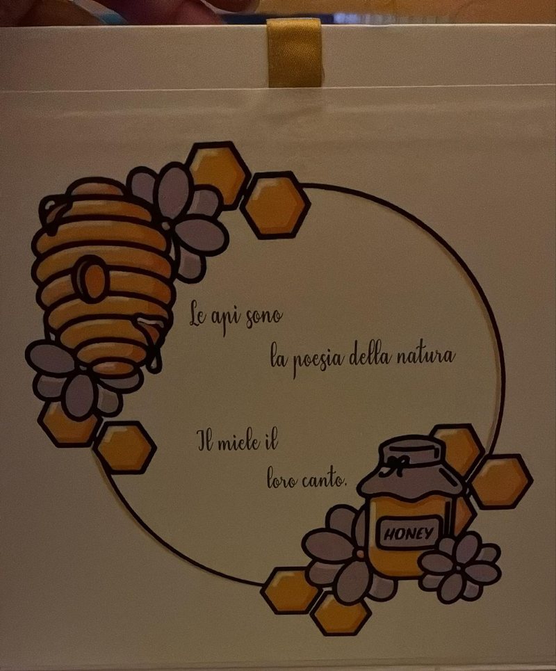 Cofanetto regalo con la frase: le api sono la poesia della natura, il miele è il loro canto