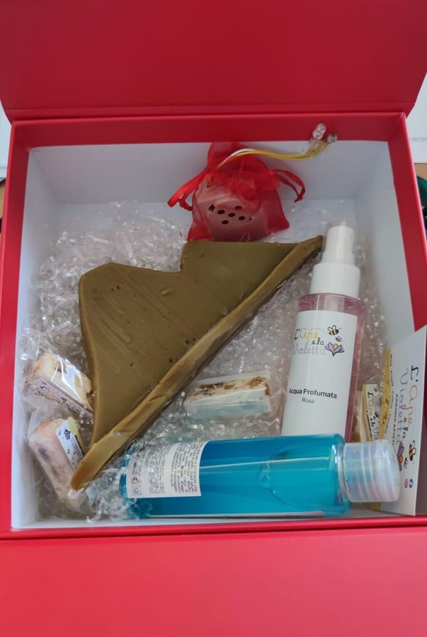 Cofanetto regalo con acqua profumata, bagnodoccia e candela