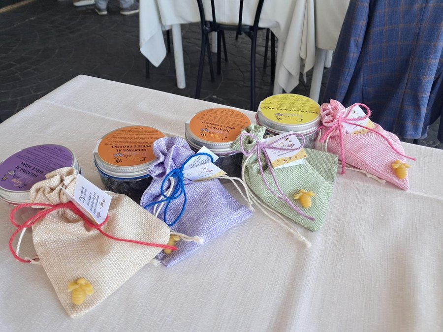 Barattoli di gelatine e caramelle al miele e propoli