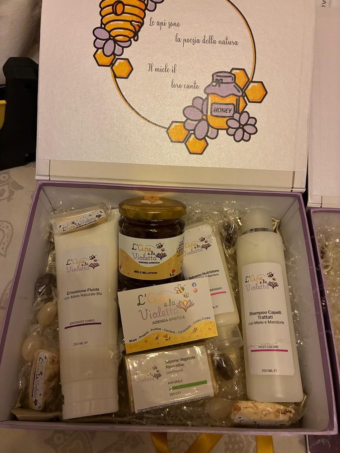 Cofanetto con la linea corpo L'Ape e la Violetta: emulsione idratante, shampoo, balsamo e sapone alla propoli