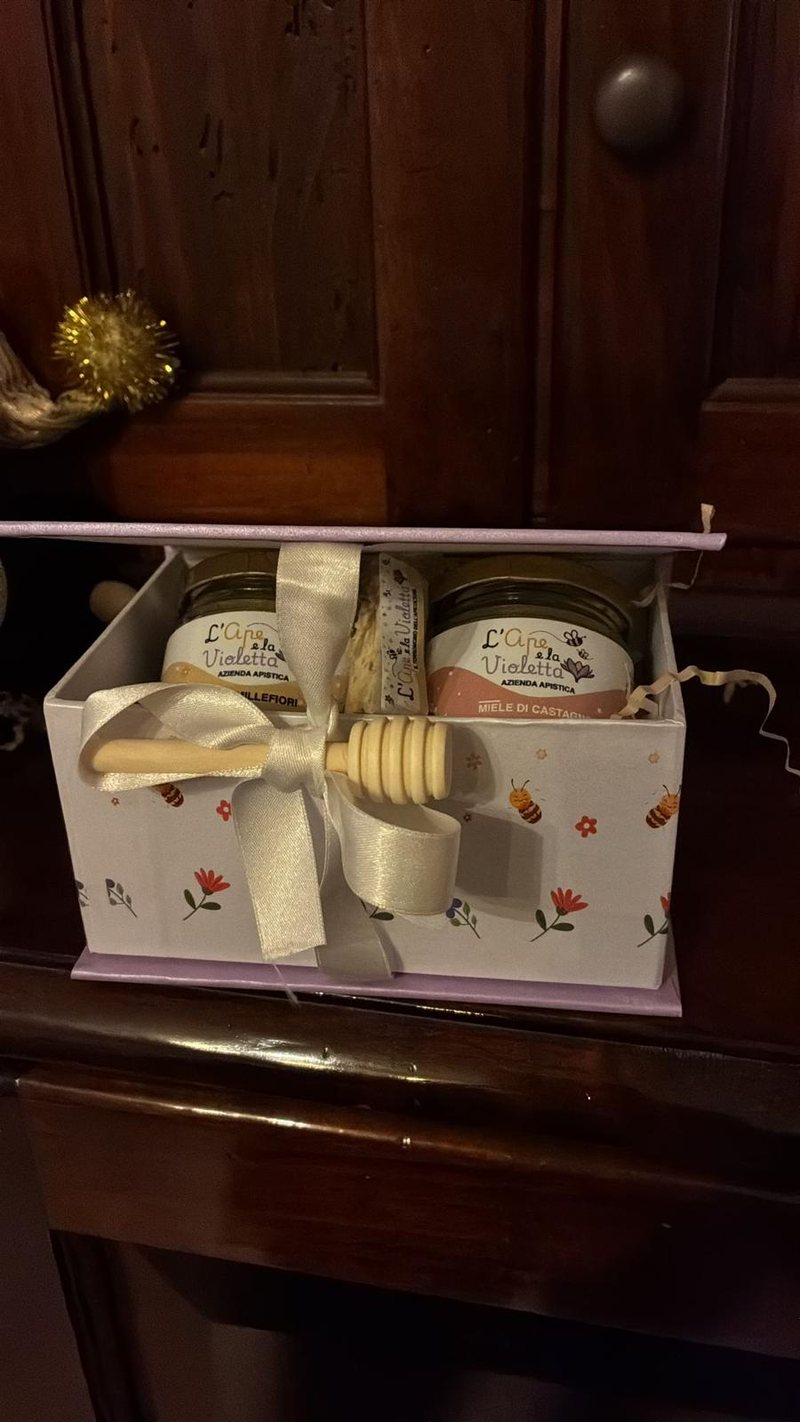 Confezione regalo con due vasetti di miele, torroncino e spargimiele