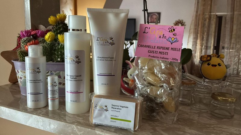 La linea corpo: emulsione fluida al miele, shampoo, balsamo labbra, sapone alla propoli e caramelle