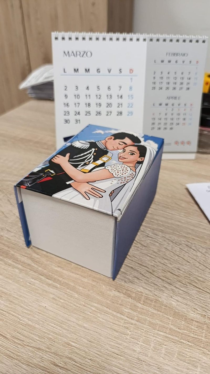 Scatola per matrimonio con illustrazione personalizzata degli sposi