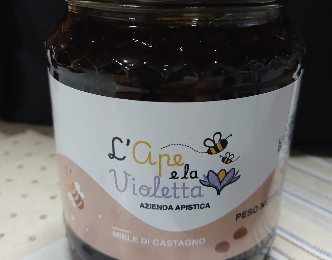 Il barattolo di miele di castagno dell'Ape e la Violetta, scuro e denso